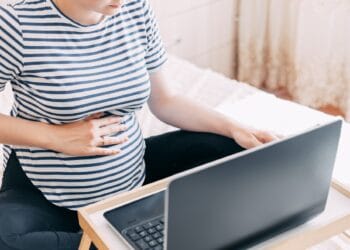 pregnant women work at computer