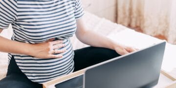pregnant women work at computer